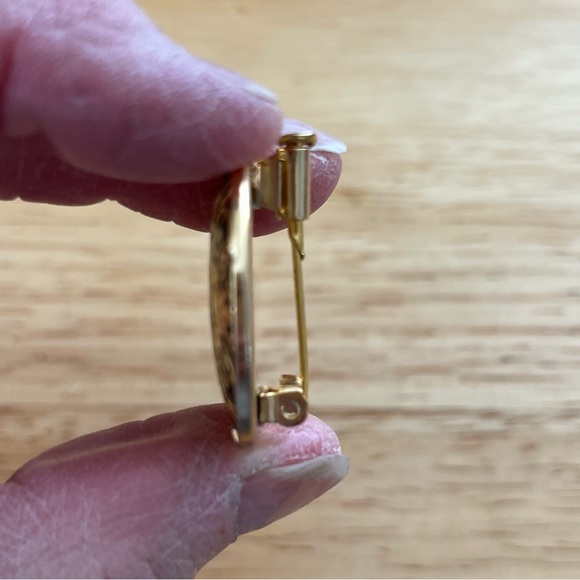 Vtg Damascene Pin Brooch Vining Flowers Doves Fluer-de-Lys Blk w Gold Inlay EUC - Picture 4 of 6